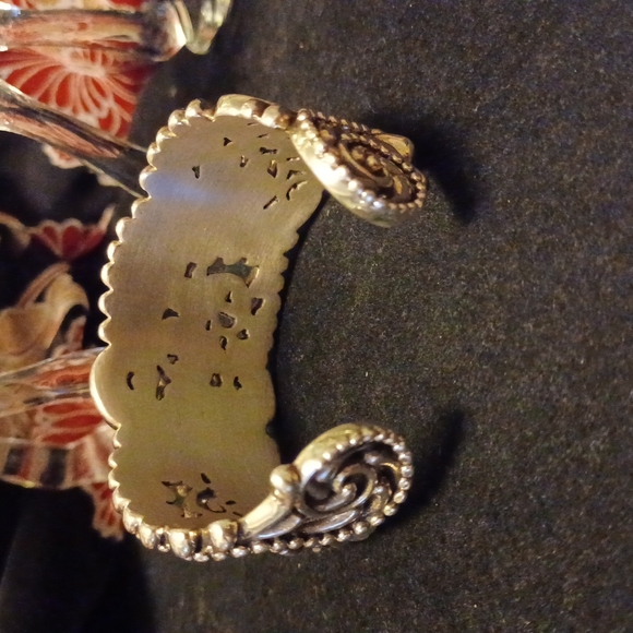 Cuff - Picture 3 of 7